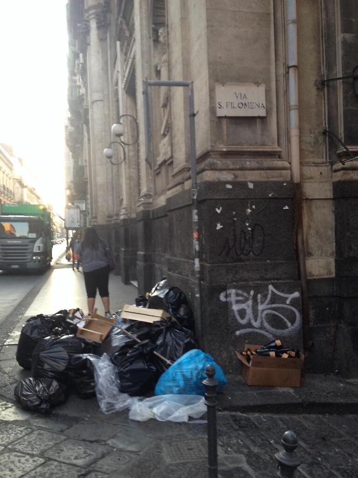 Catania: rifiuti non differenziati in centro storico.