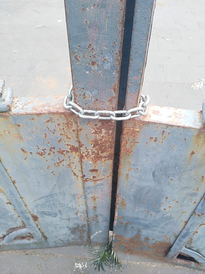 Vizzini: "Sono 11.20 e la Villa &egrave; ancora chiusa... Chiss&agrave; che orario far&agrave; oggi?"