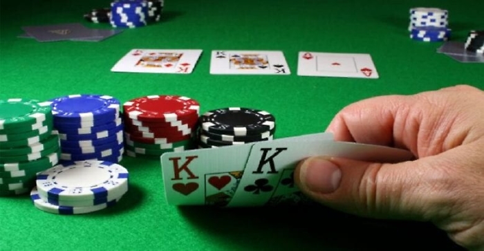 Mani di poker truffaldine per ingannare giocatori: tre arresti a Gela