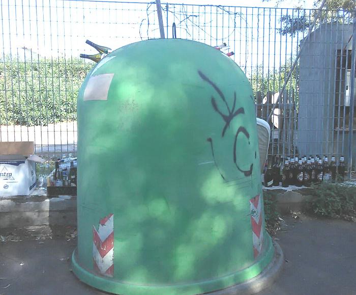 Catania, Campana per il vetro non svuotata da tempo in zona Playa