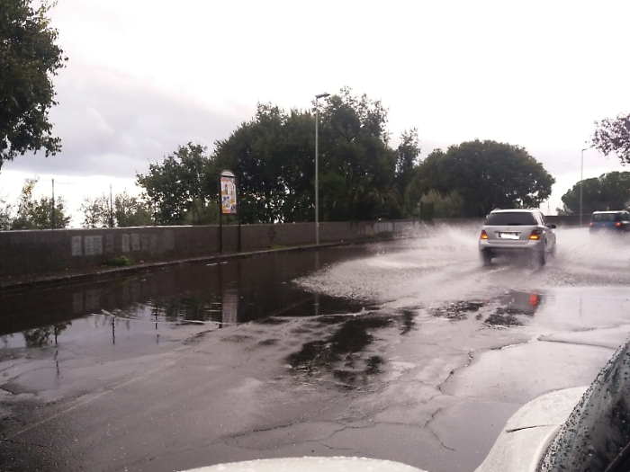 Catania: tratto di strada allagato a Trecastagni
