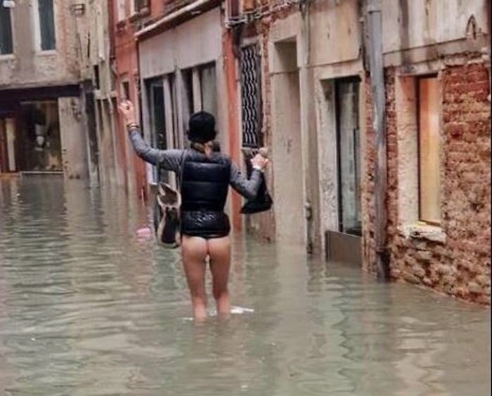 Venezia, nuda per i calli per non rovinare pantaloni e stivali