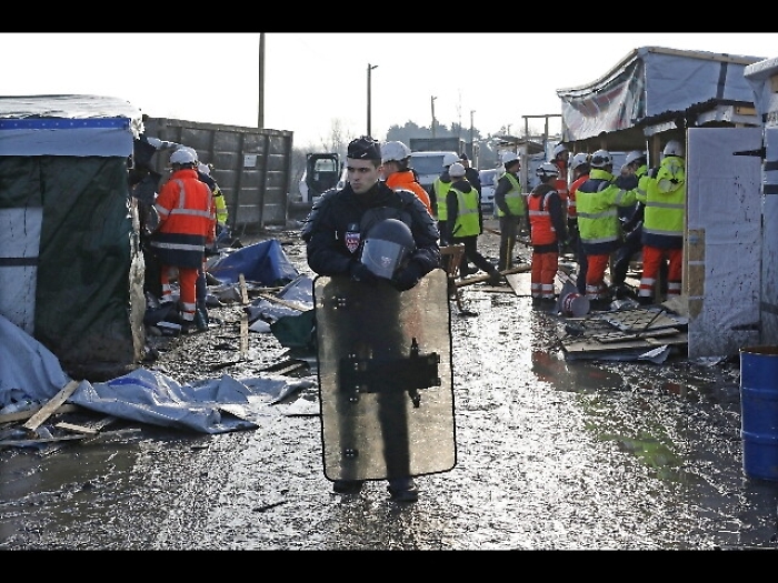 Migranti: scontri a Calais