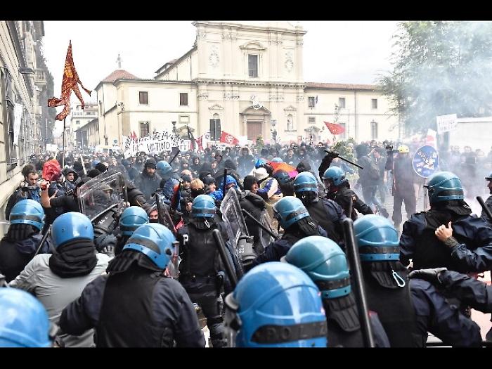 No Renzi, tafferugli e cariche polizia