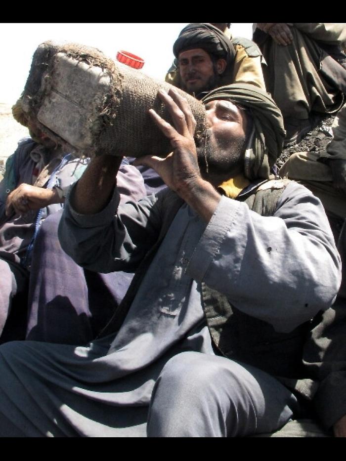 Pakistan:32 morti per liquore adulterato