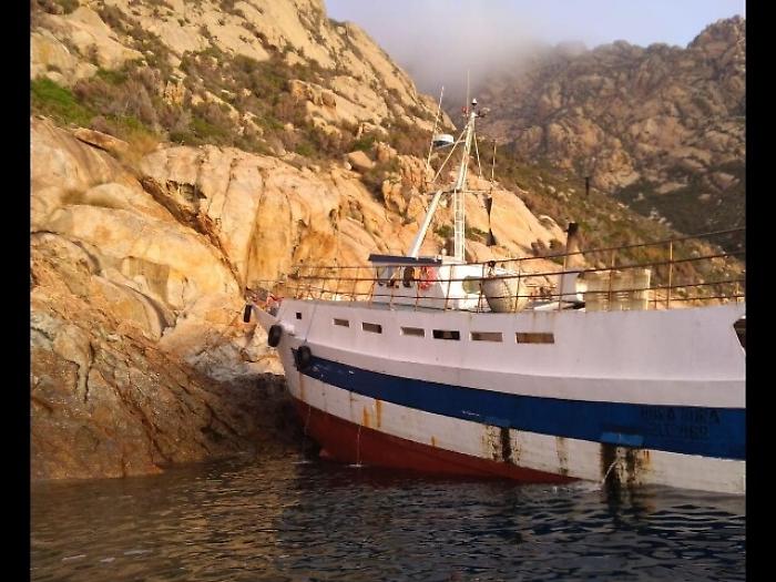 Peschereccio si incaglia a Montecristo