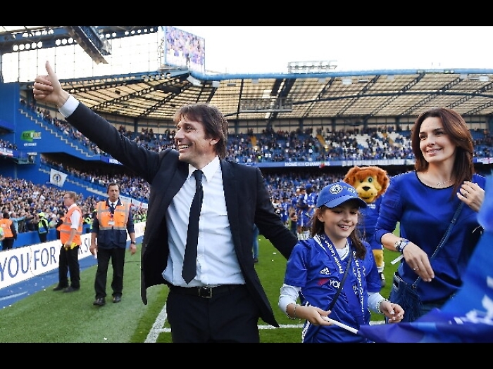 Conte, vacanze al mare con lo staff