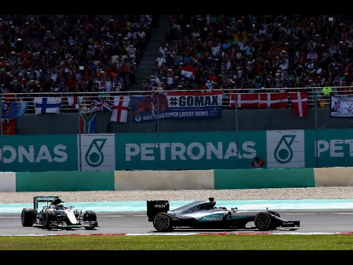 Motore ko, si ritira Mercedes Hamilton