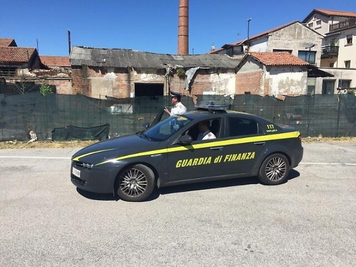 False attestazioni per migranti, arresti