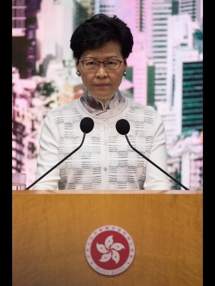 Hong Kong: la governatrice Lam si scusa