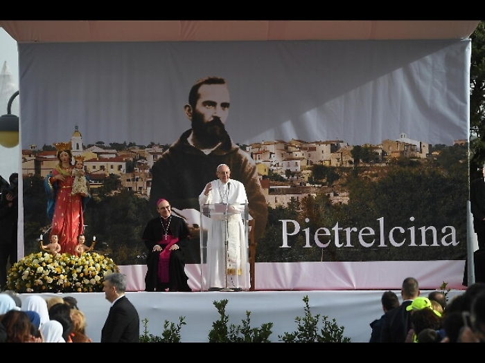Papa: Padre Pio ha stupito il mondo
