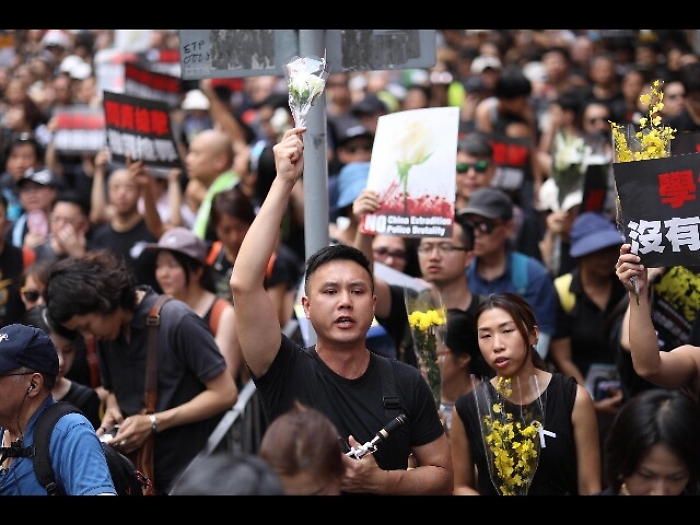 Hong Kong: di nuovo migliaia in piazza