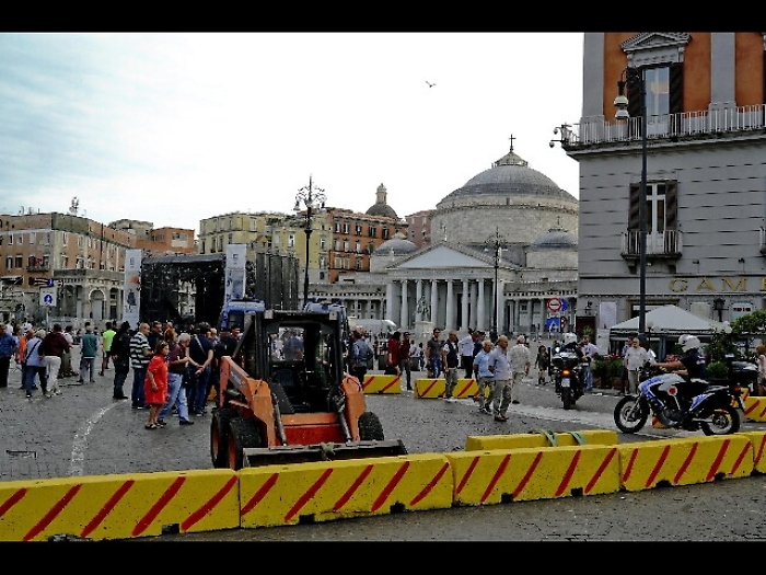Maradona: 90' da festa, piazza semivuota
