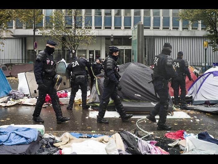 Migranti: Parigi, finito sgombero