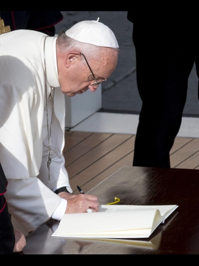 Papa, tutti preti assoluzione aborto