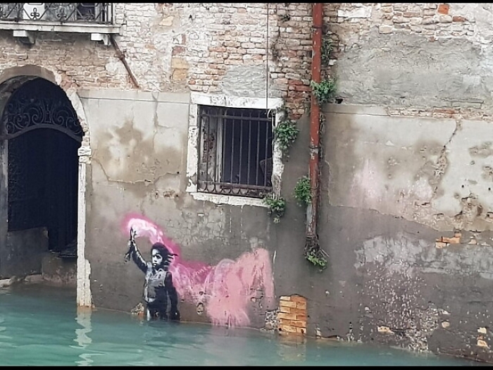 Venezia: sott'acqua anche opera Banksy