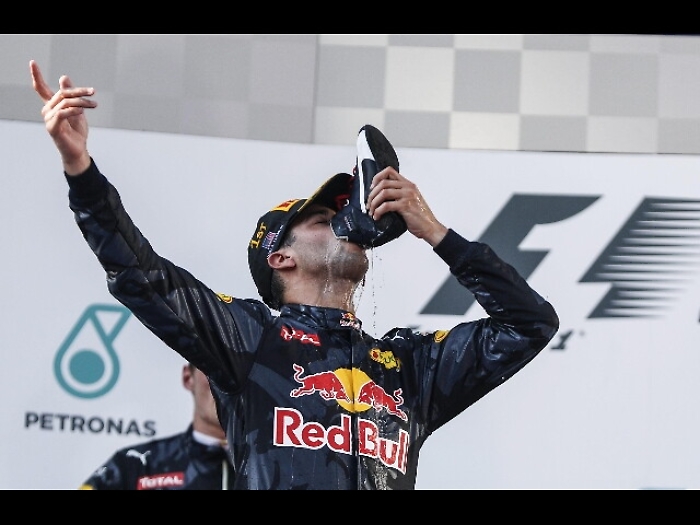 F1: in Malesia vince Ricciardo e beve champagne dalla scarpa