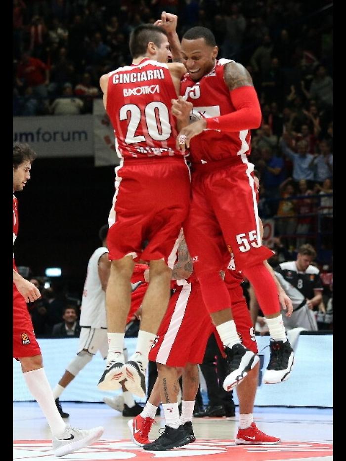 Basket: Brescia super,stende anche Reyer