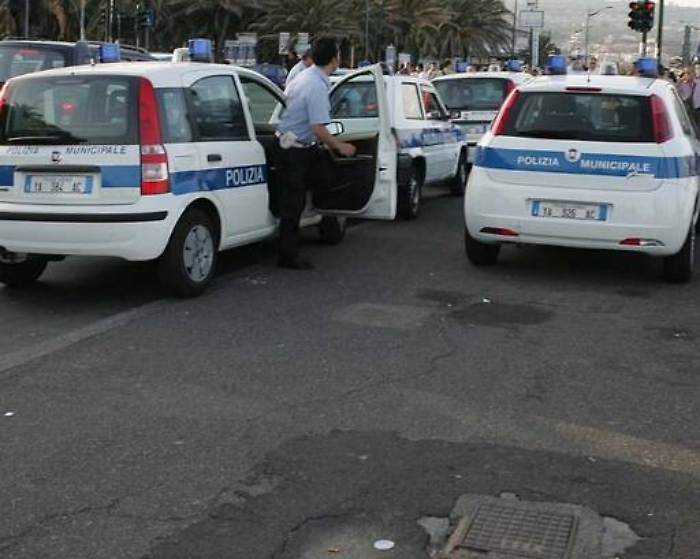 Catania, aggredisce vigli che lo sanzionano per aver "saltato" coda di auto