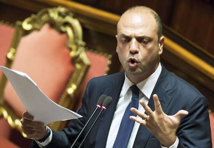 Alfano indagato diventa un caso politico L&rsquo;M5S propone la sfiducia, l&rsquo;Ncd lo difende