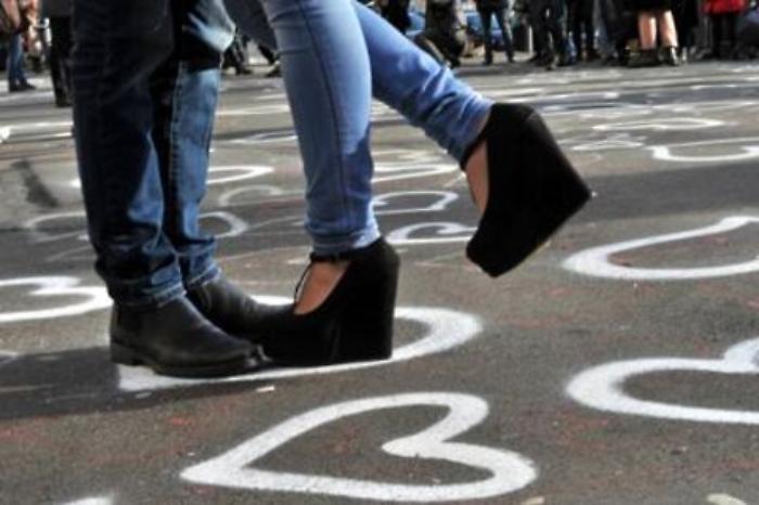 Salute: 5 regole per star meglio baciandosi, anche al lavoro