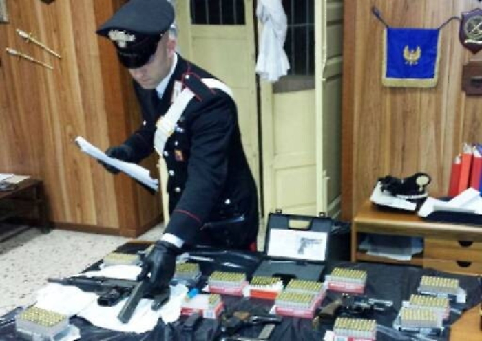 Catania, scoperto arsenale tra cui una mitraglietta Uzi