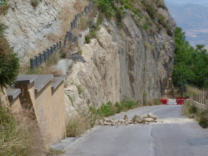 Enna, la Sp 51 &egrave; percorribile ma il rischio di crolli &egrave; sempre in agguato