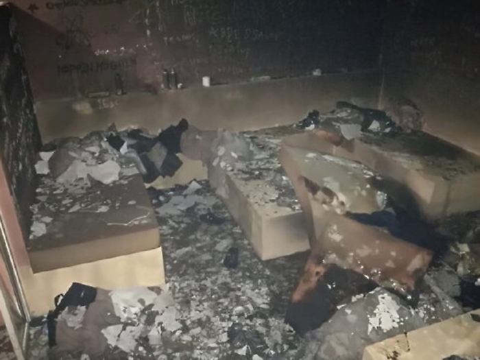 Immigrati incendiano tre padiglioni per protesta