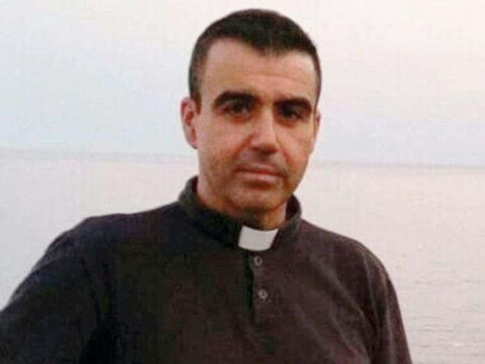 Santa Teresa, i fedeli scendono in piazza:&laquo;Non trasferite don Subba&raquo;