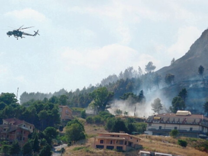 Incendi a Regalbuto, intervengono anche due elicotteri