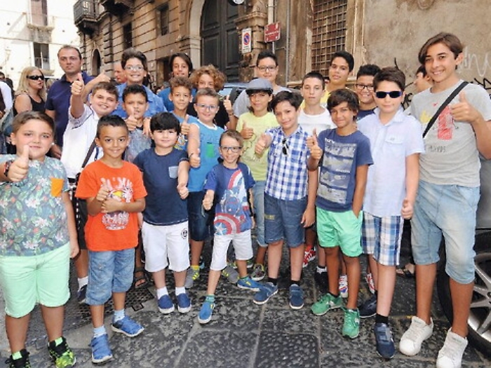 Catania, folla di aspiranti attori in coda per i casting di Ficarra e Picone