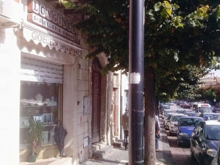 La "banda del buco" colpisce in gioielleria a San Cataldo calandosi dal tetto