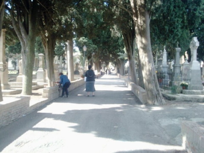 Va al cimitero e non trova pi&ugrave; la tomba