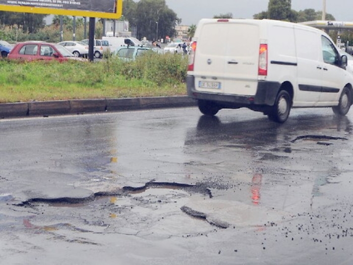 Catania, dopo le piogge &egrave; emergenza buche in tutta la citt&agrave;