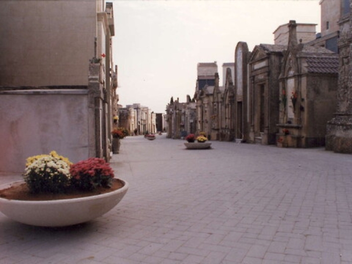 Cimitero di Enna, attese lunghissime per trasferire una salma