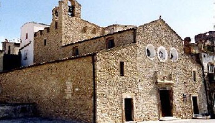 Grotte, padri di due ragazze divorziati e la catechista li colloca in fondo alla chiesa