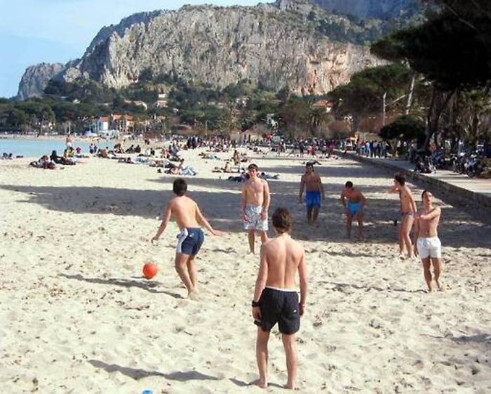 Palermo, tentato furto alle bancarelle, maxi rissa tra ambulanti e ragazzi