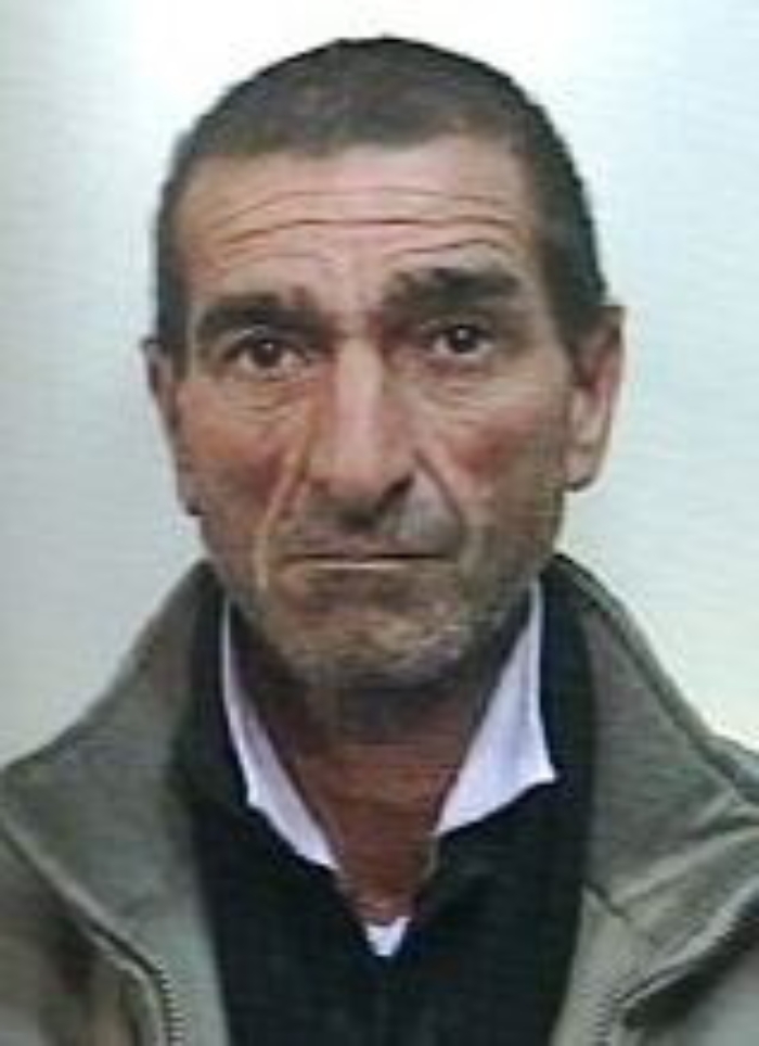 Giarre, estorce denaro ai vicini e brucia loro le automobili