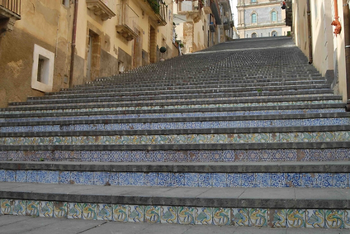 Sta meglio il ragazzo scivolato da scalinata a Caltagirone
