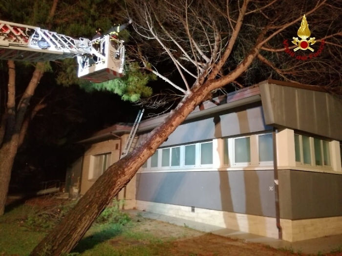 Tempesta di vento su costa marchigiana