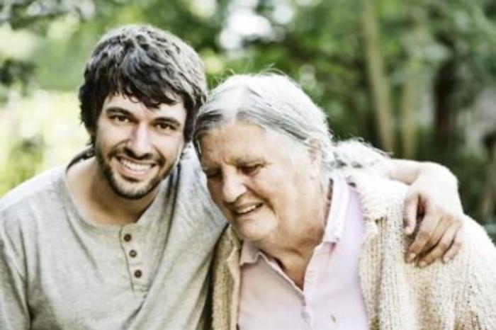 Anziani: dal t&egrave; alla passeggiata, a Milano si pu&ograve; adottare un nonno