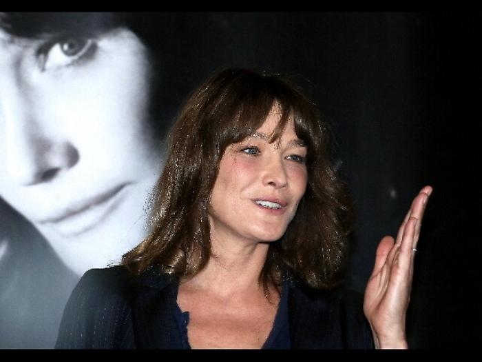 Figlio Carla Bruni bersaglio razzisti