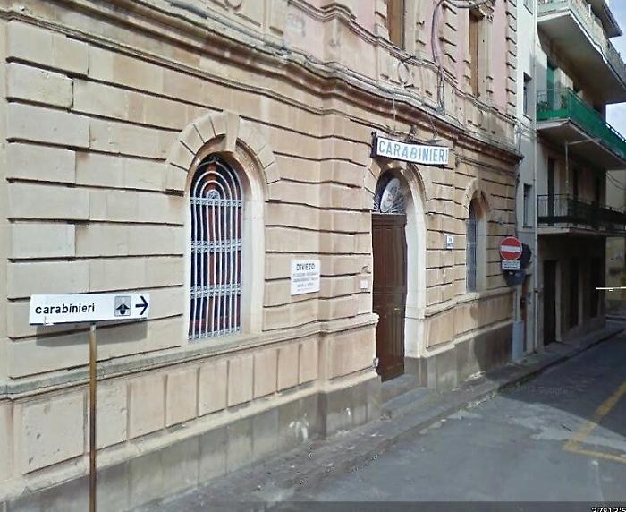 Francofonte, coltellate al rivale in amore: in manette padre e figlio