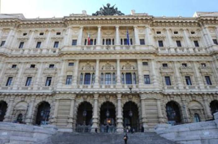 Palma di Montechiaro, strangol&ograve; anziano per rapinarlo: condanna definitiva per badante