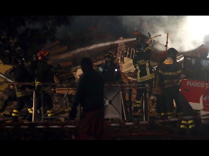 Esplosione in bar a Milano, 10 feriti