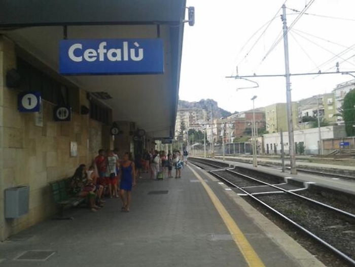 Cefalù, locomotore a fuoco evacuato il treno Roma Palermo