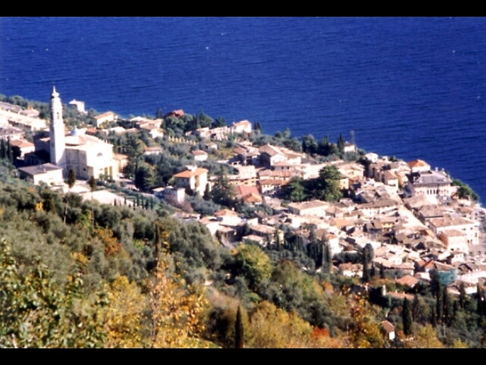 Schiacciato da una barca, grave 18enne