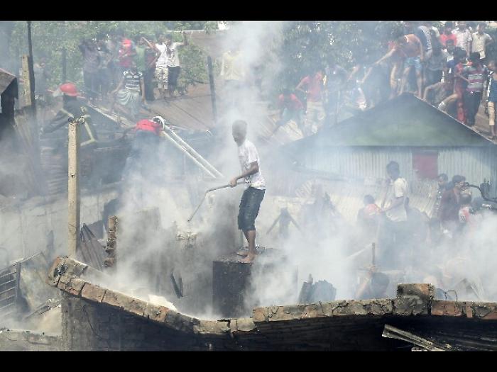 Bangladesh: fabbrica in fiamme, 10 morti