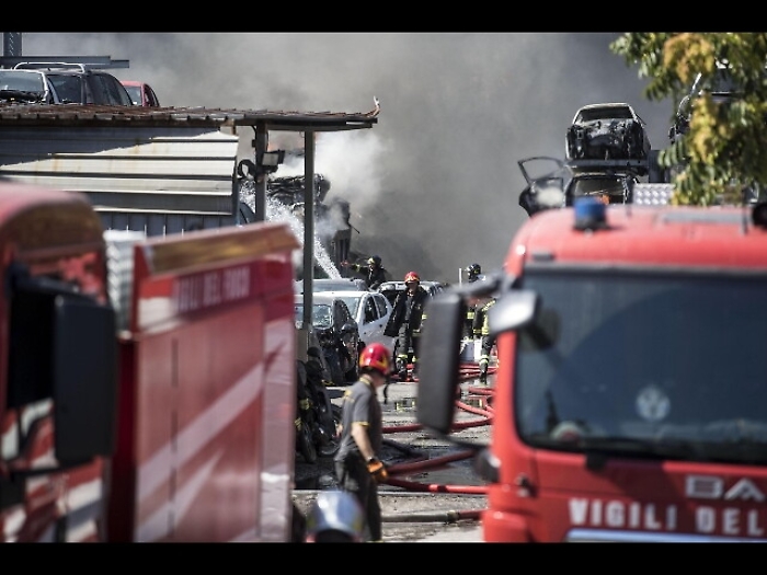 Rogo vicino Roma, evacuati case e asilo