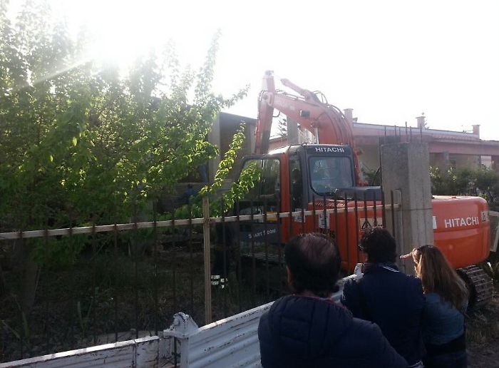 Licata, incendiata l'auto del dirigente del Comune che ha firmato le demolizioni